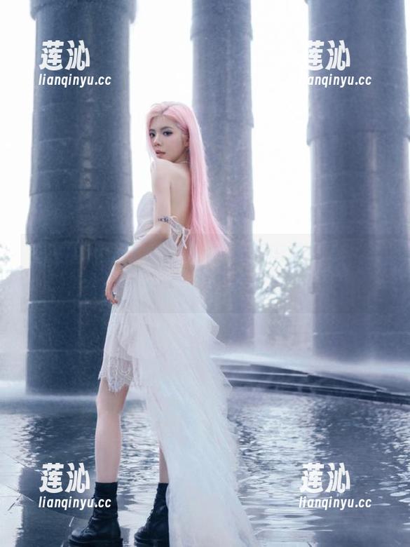 快来围观Hizzy (히지)最新肉丝图库，真实与幻想的完美结合！